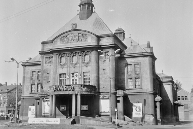 14. Divadlo